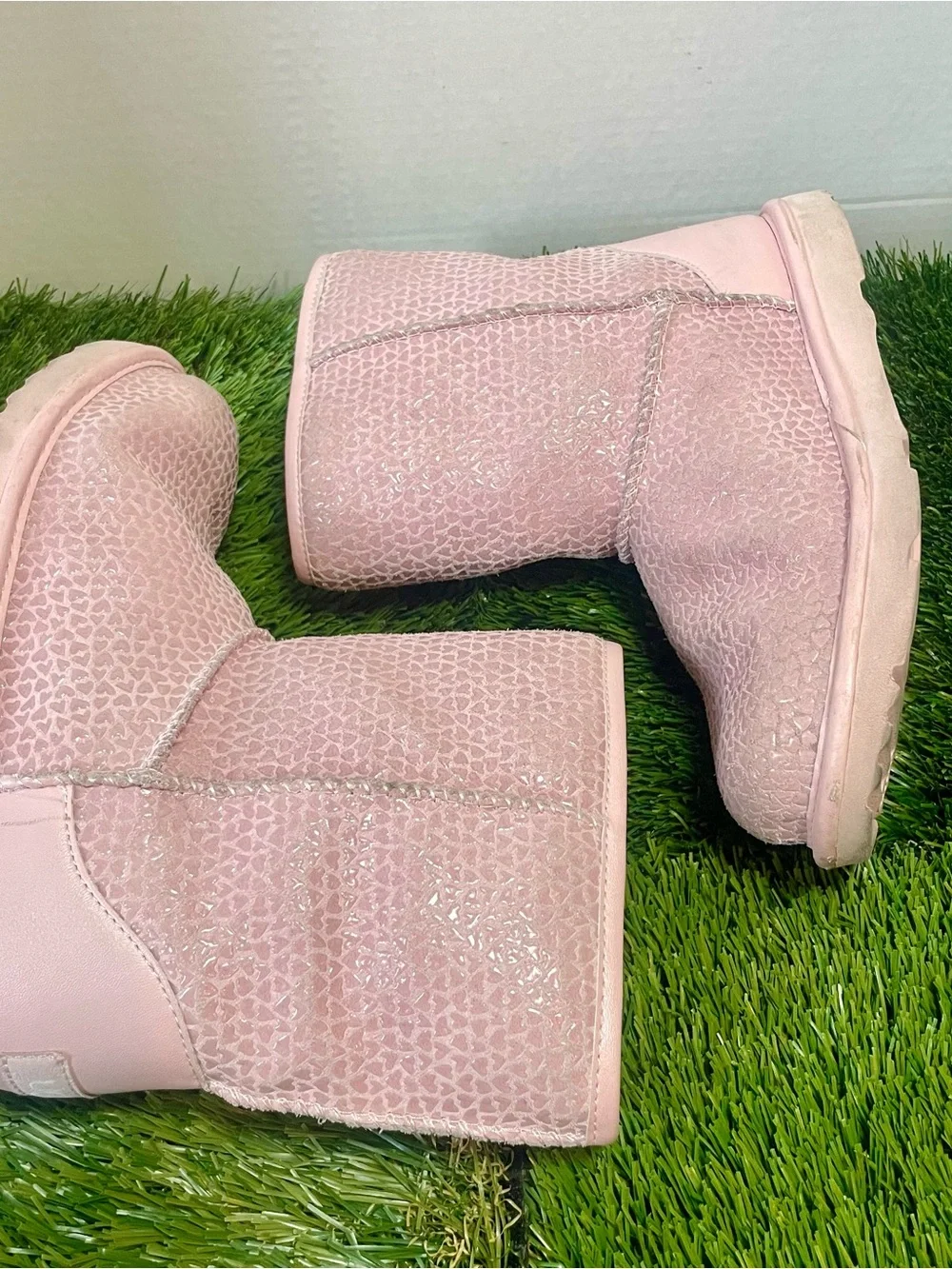 UGG Kids Classic II Gel Hearts Pink Boots Size 5 Girls 1143730K
